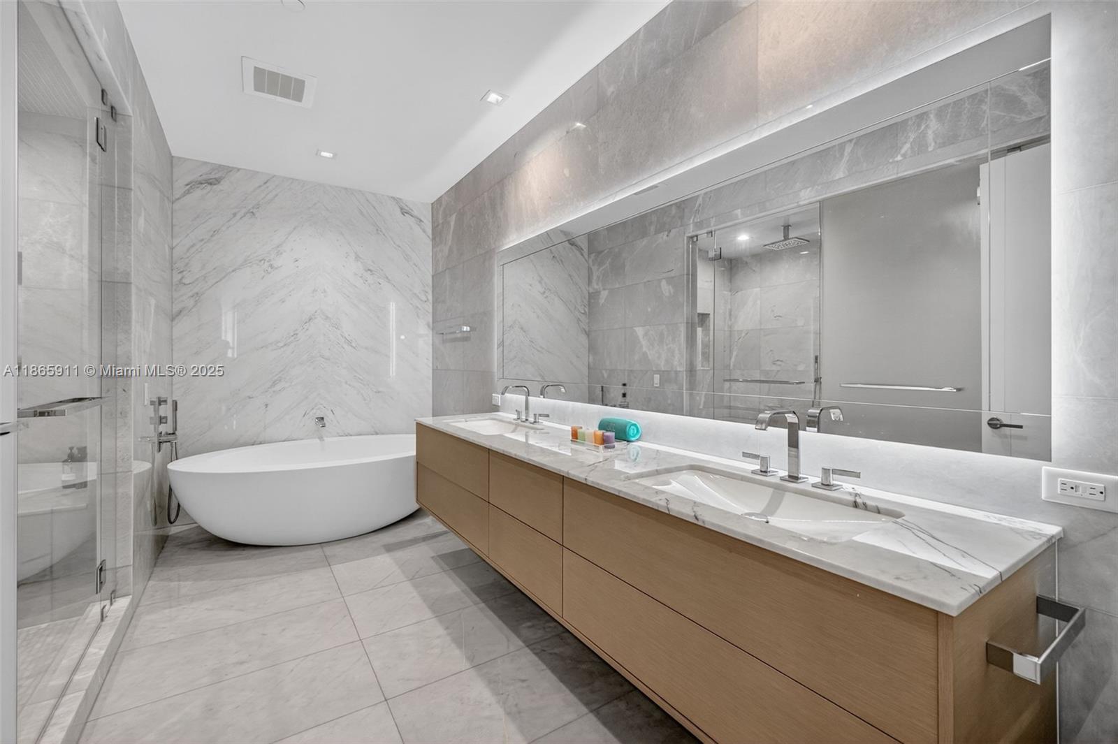 Ver detalles 501 4 / 6 3252 sq. ft. $ 2025-08-26 0 foto