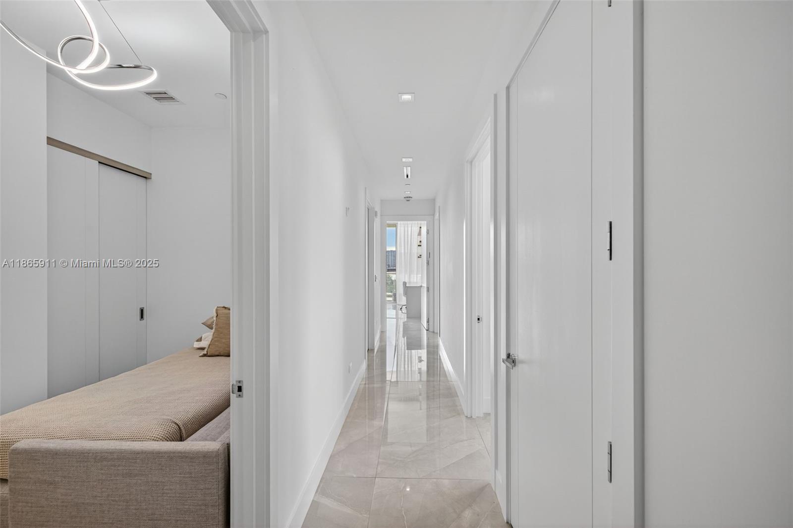 Ver detalles 501 4 / 6 3252 sq. ft. $ 2025-08-26 0 foto
