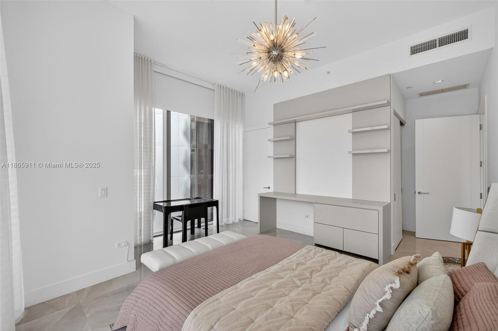 Ver detalles 501 4 / 6 3252 sq. ft. $ 2025-08-26 0 foto