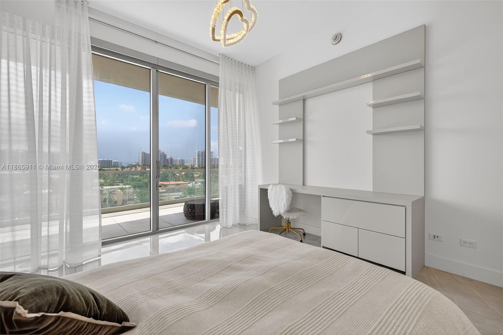 Ver detalles 501 4 / 6 3252 sq. ft. $ 2025-08-26 0 foto
