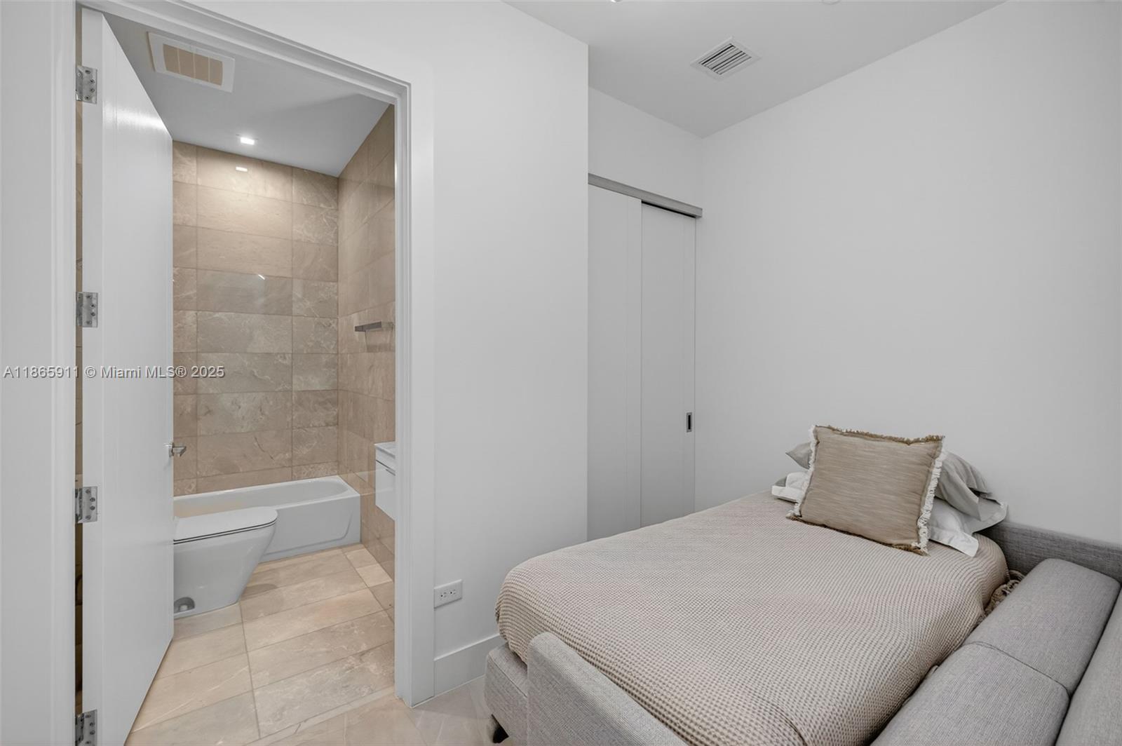 Ver detalles 501 4 / 6 3252 sq. ft. $ 2025-08-26 0 foto