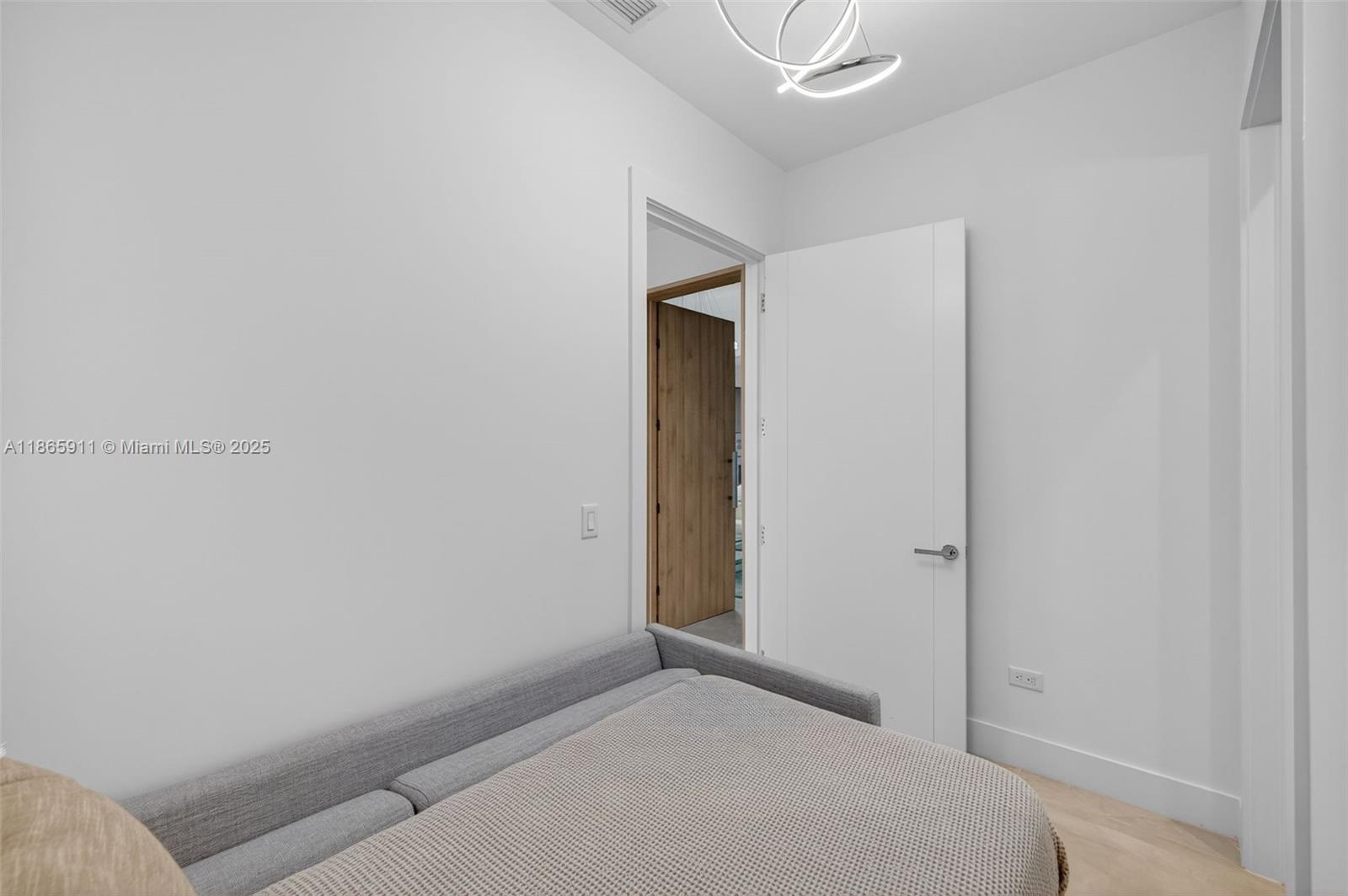 Ver detalles 501 4 / 6 3252 sq. ft. $ 2025-08-26 0 foto