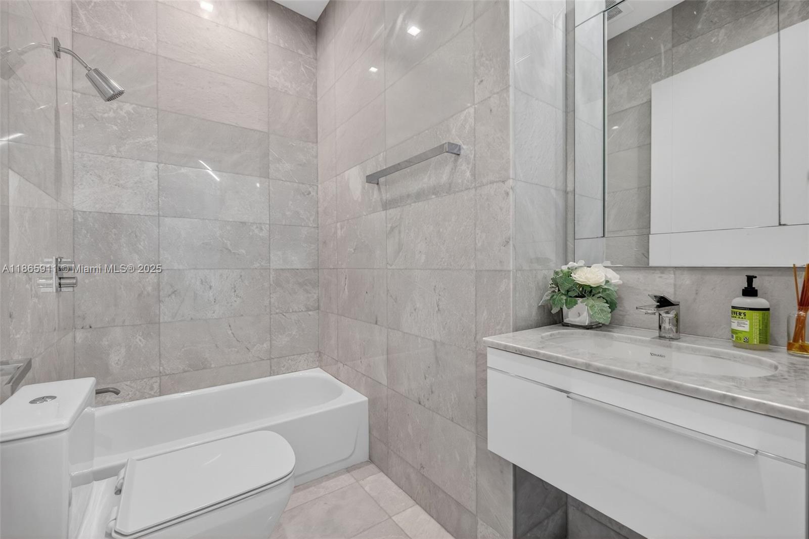 Ver detalles 501 4 / 6 3252 sq. ft. $ 2025-08-26 0 foto