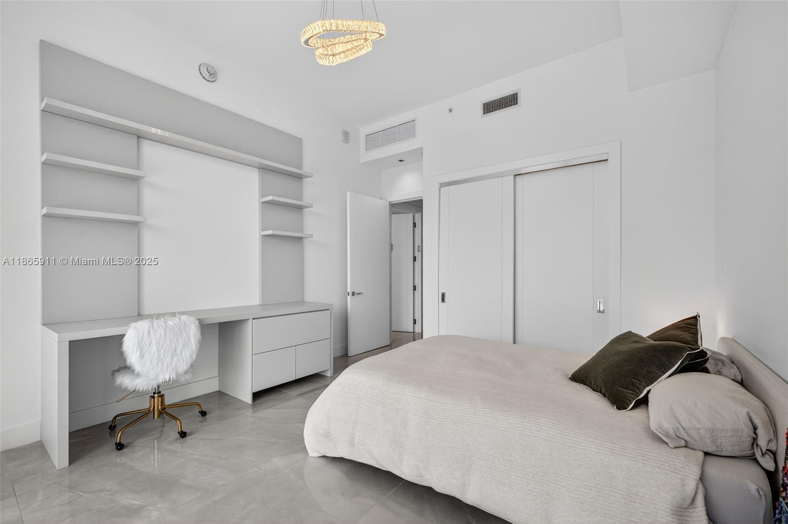 Ver detalles 501 4 / 6 3252 sq. ft. $ 2025-08-26 0 foto