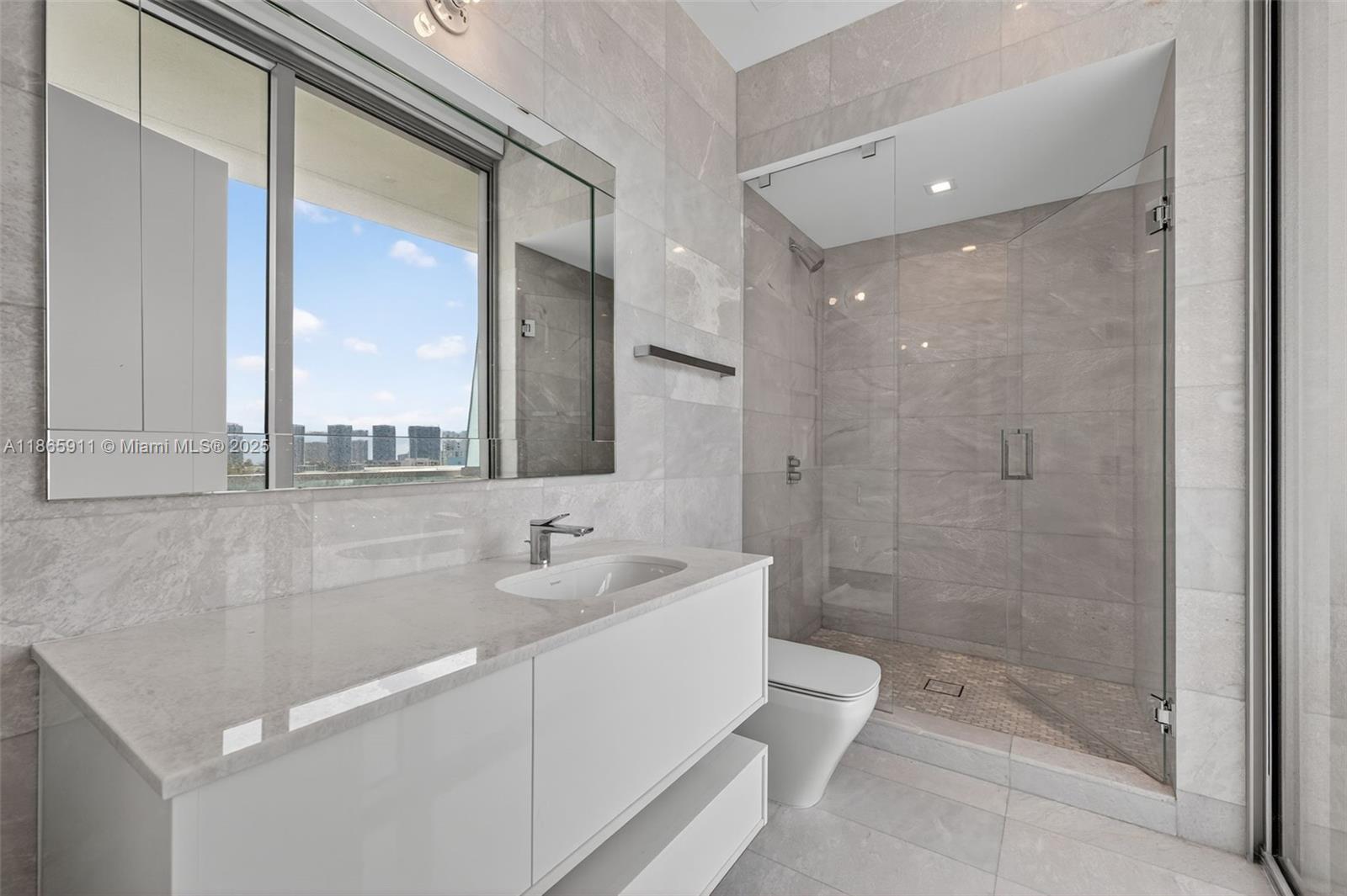Ver detalles 501 4 / 6 3252 sq. ft. $ 2025-08-26 0 foto