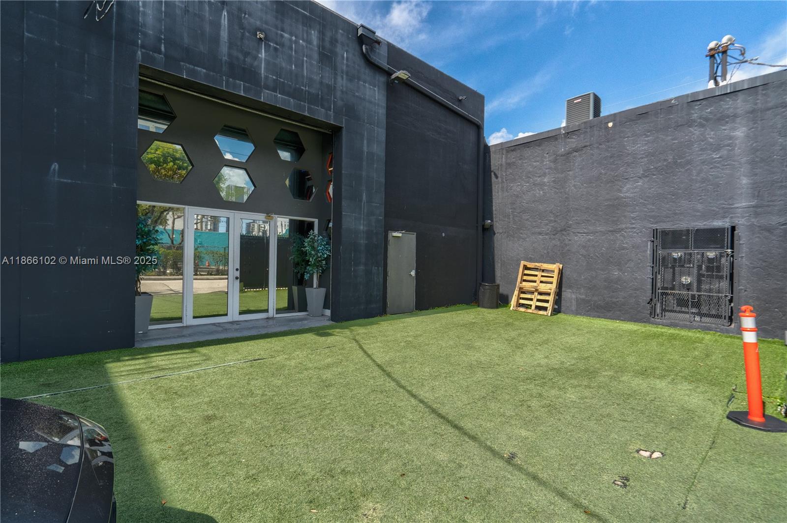 See details / sq. ft. $ 2025-08-26 0 Photo