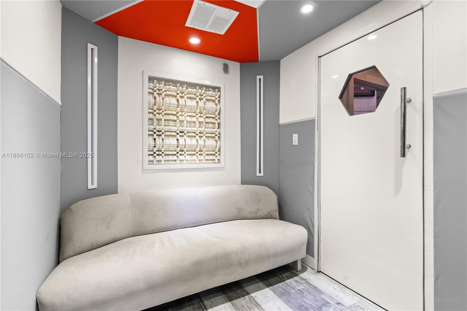 See details / sq. ft. $ 2025-08-26 0 Photo