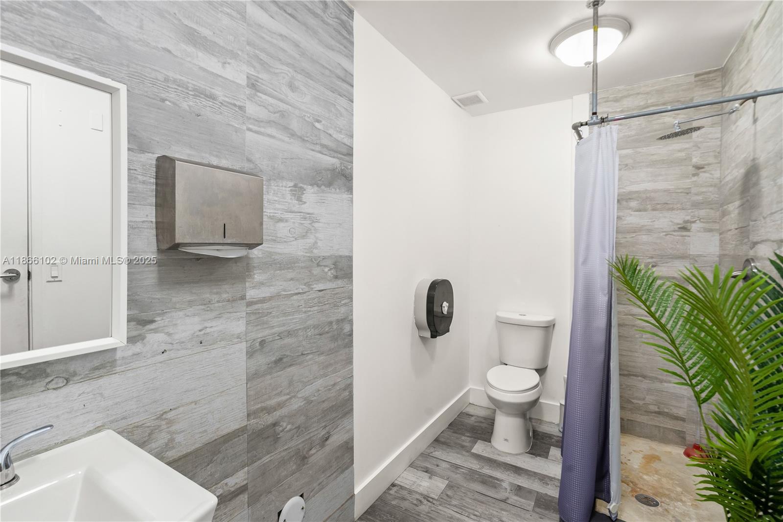 See details / sq. ft. $ 2025-08-26 0 Photo