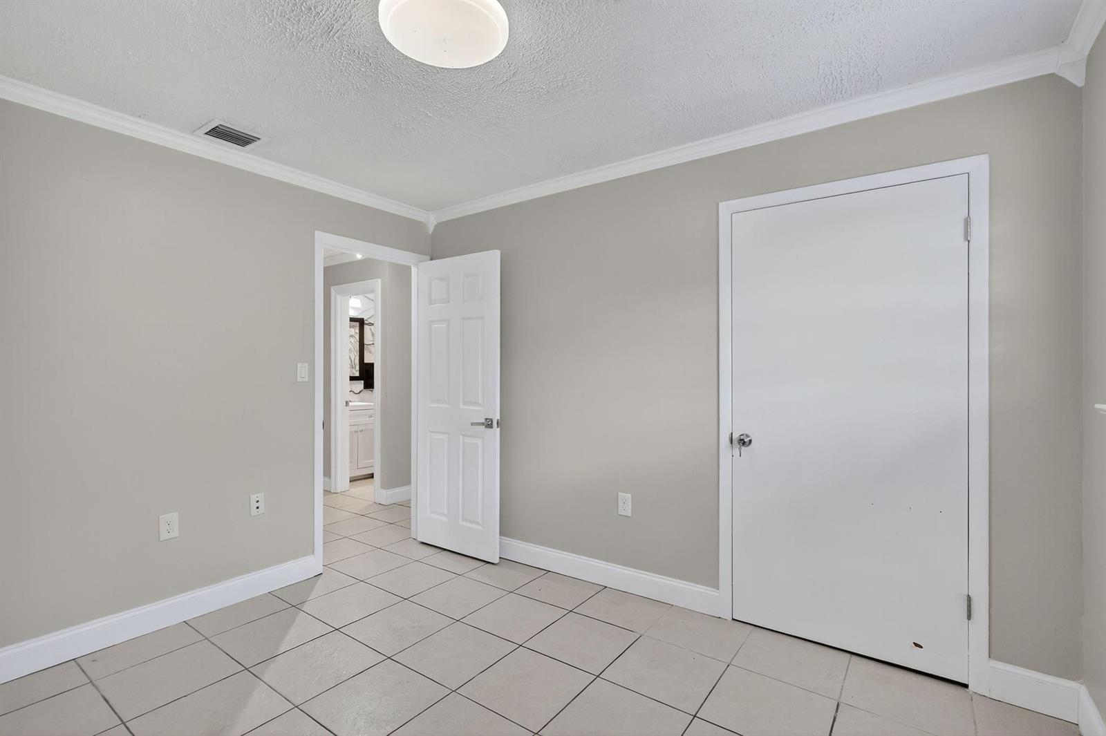 143 3 / 2 1593 sq. ft. $ 2026-01-03 0 foto