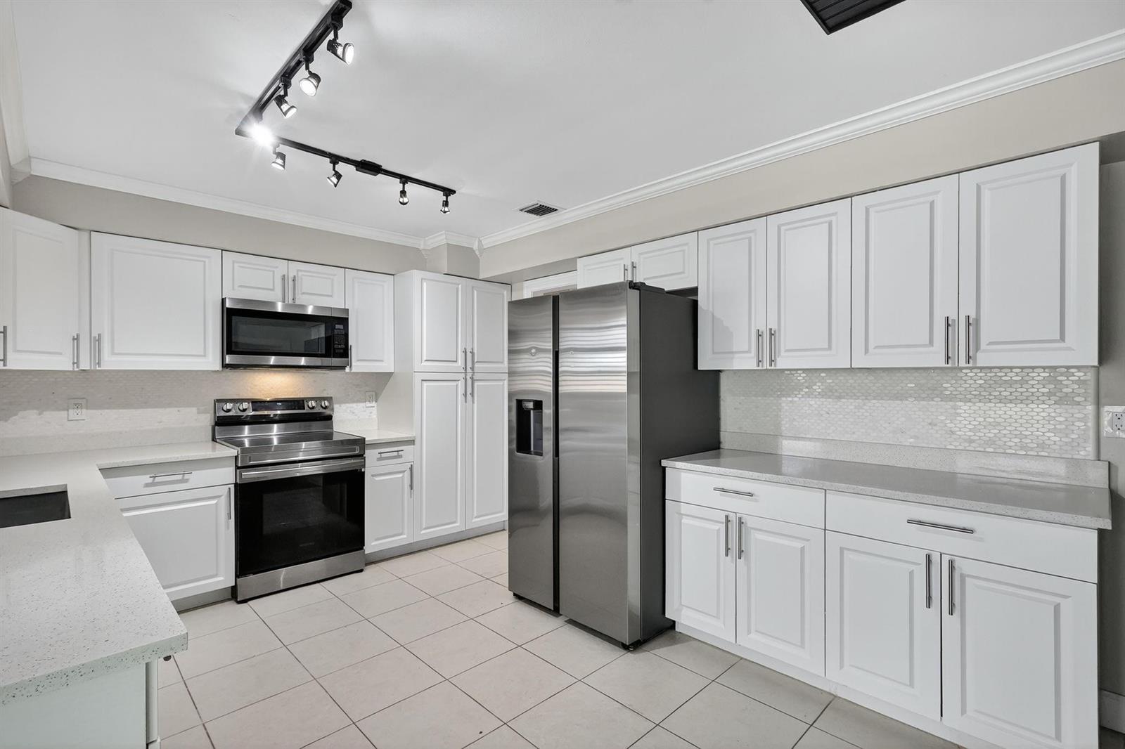 143 3 / 2 1593 sq. ft. $ 2026-01-03 0 foto