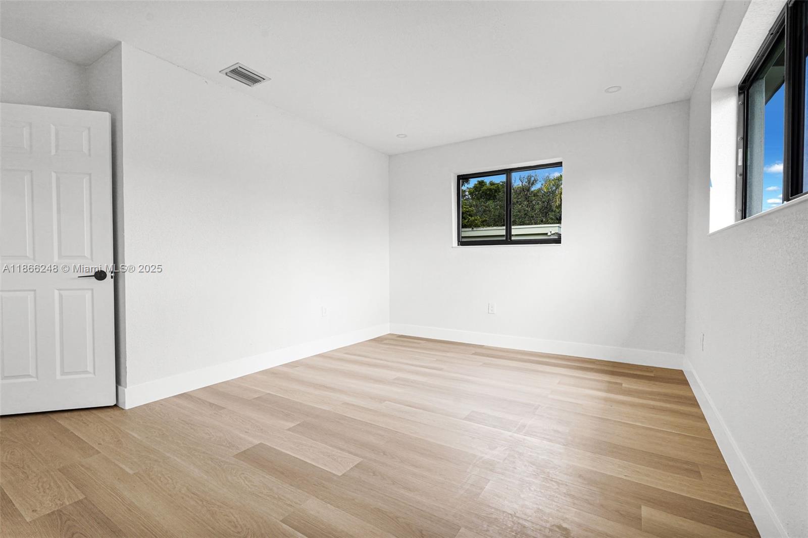 See details / 1218 sq. ft. $ 2025-08-27 0 Photo