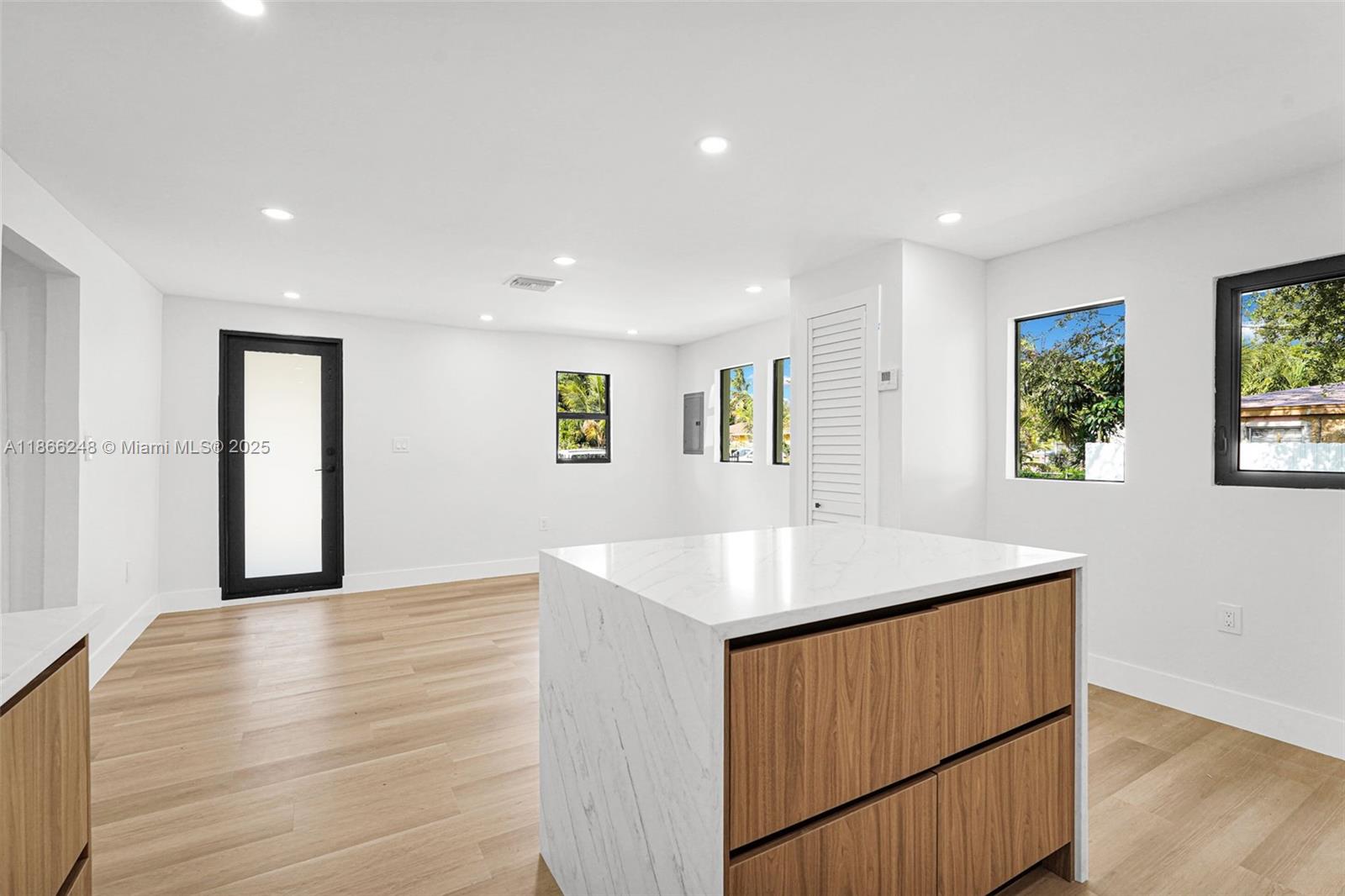 See details / 1218 sq. ft. $ 2025-08-27 0 Photo