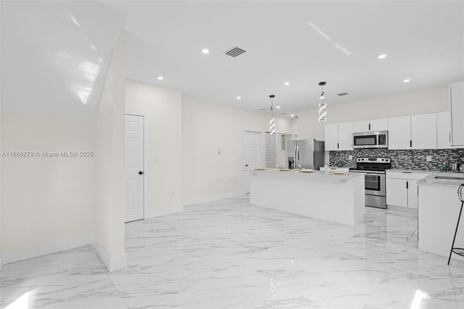 See details / 3048 sq. ft. $ 2025-08-27 0 Photo