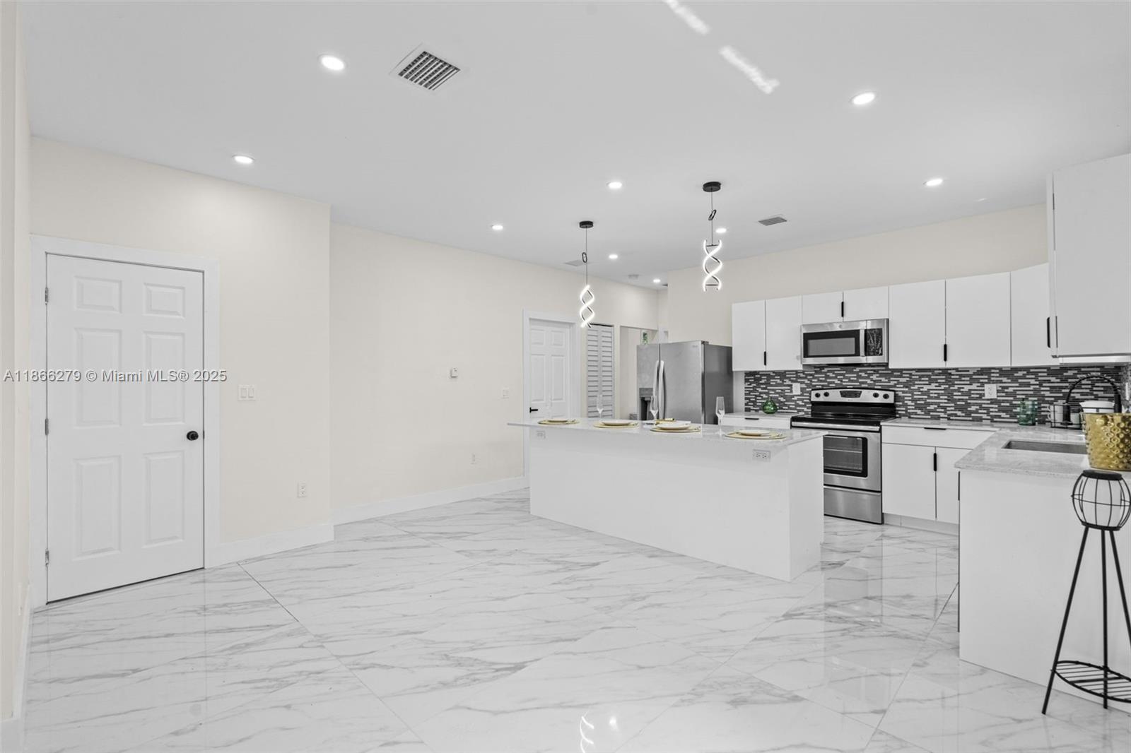 See details / 3048 sq. ft. $ 2025-08-27 0 Photo