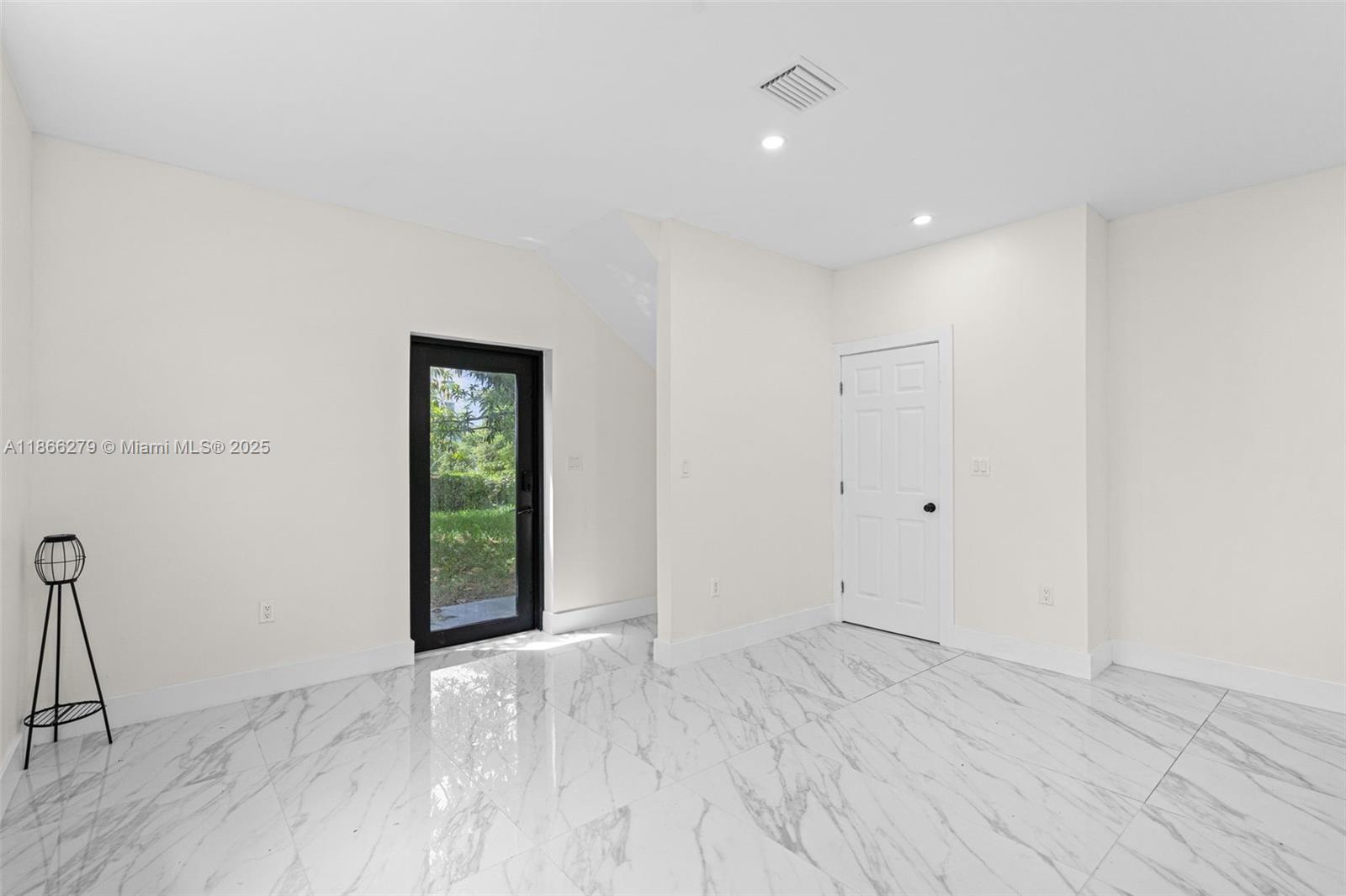 See details / 3048 sq. ft. $ 2025-08-27 0 Photo