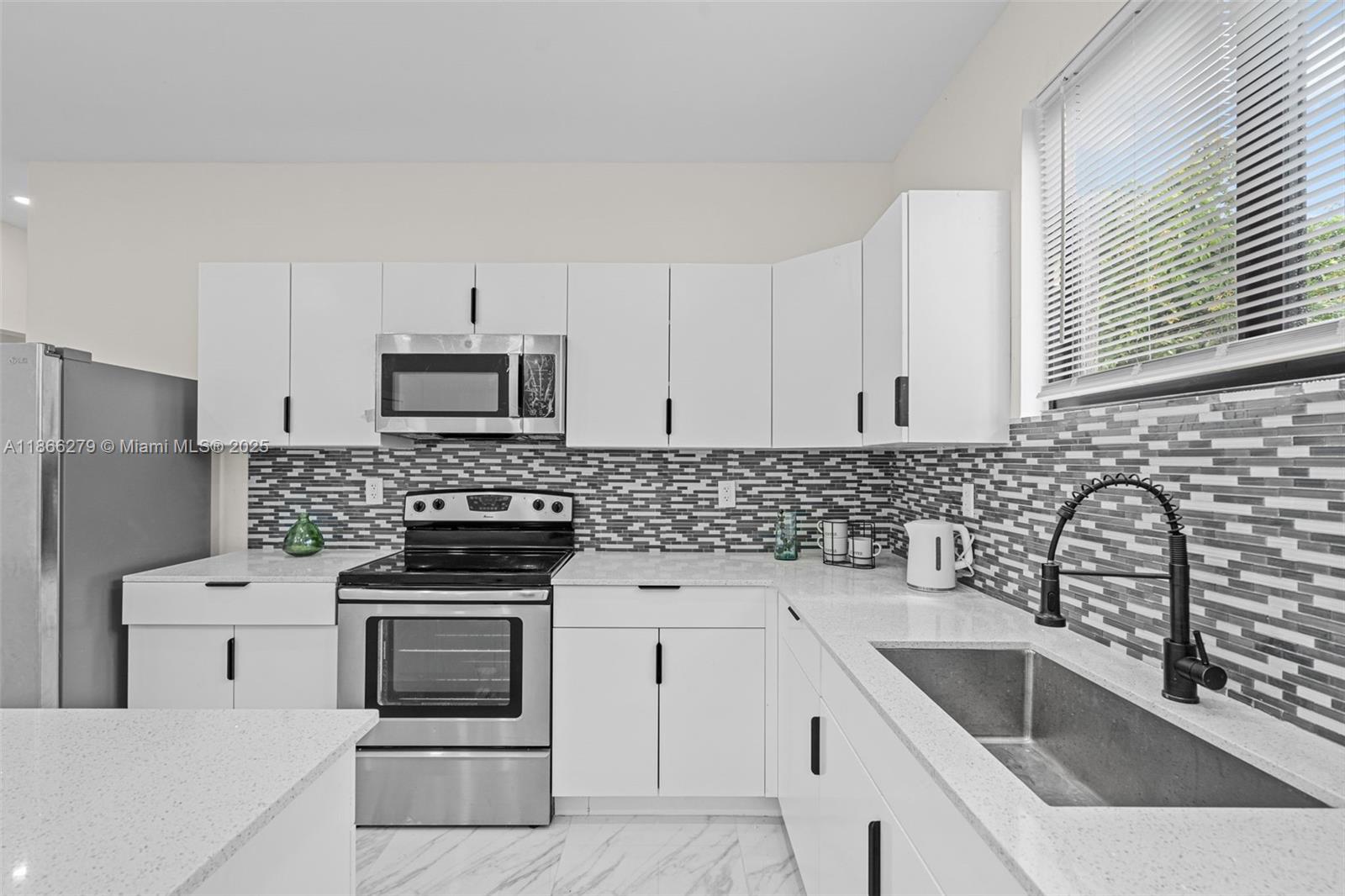 See details / 3048 sq. ft. $ 2025-08-27 0 Photo