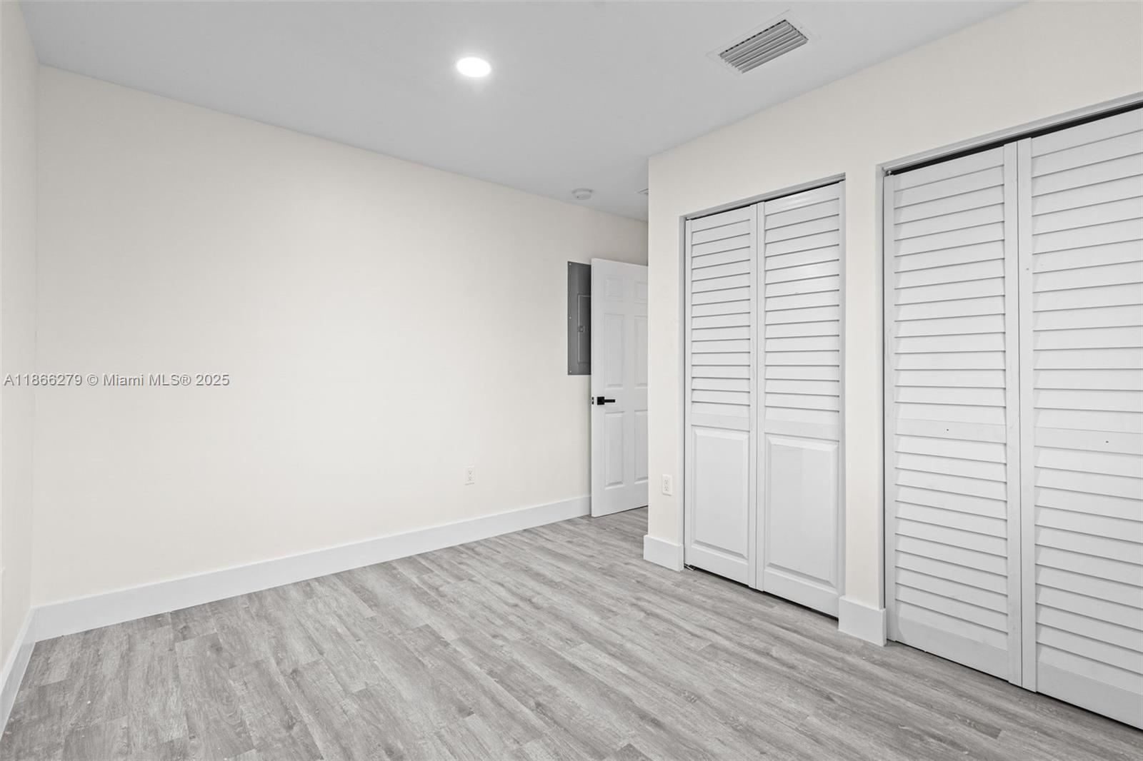 See details / 3048 sq. ft. $ 2025-08-27 0 Photo