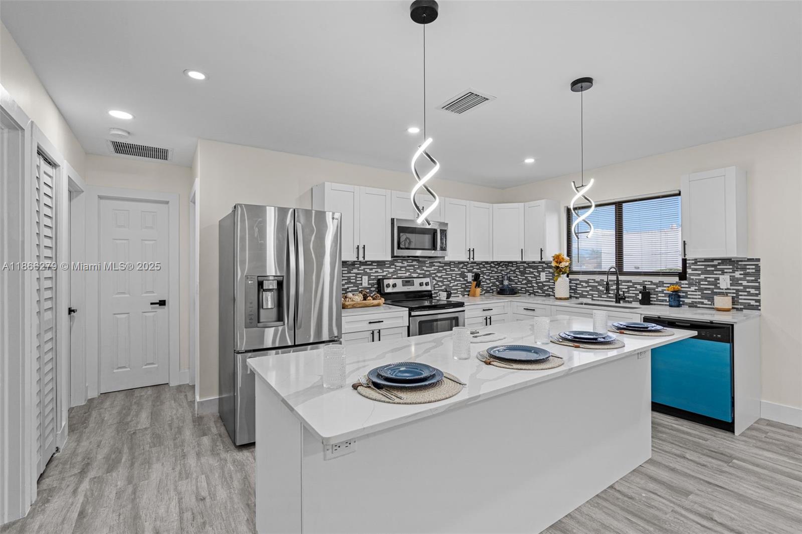 See details / 3048 sq. ft. $ 2025-08-27 0 Photo