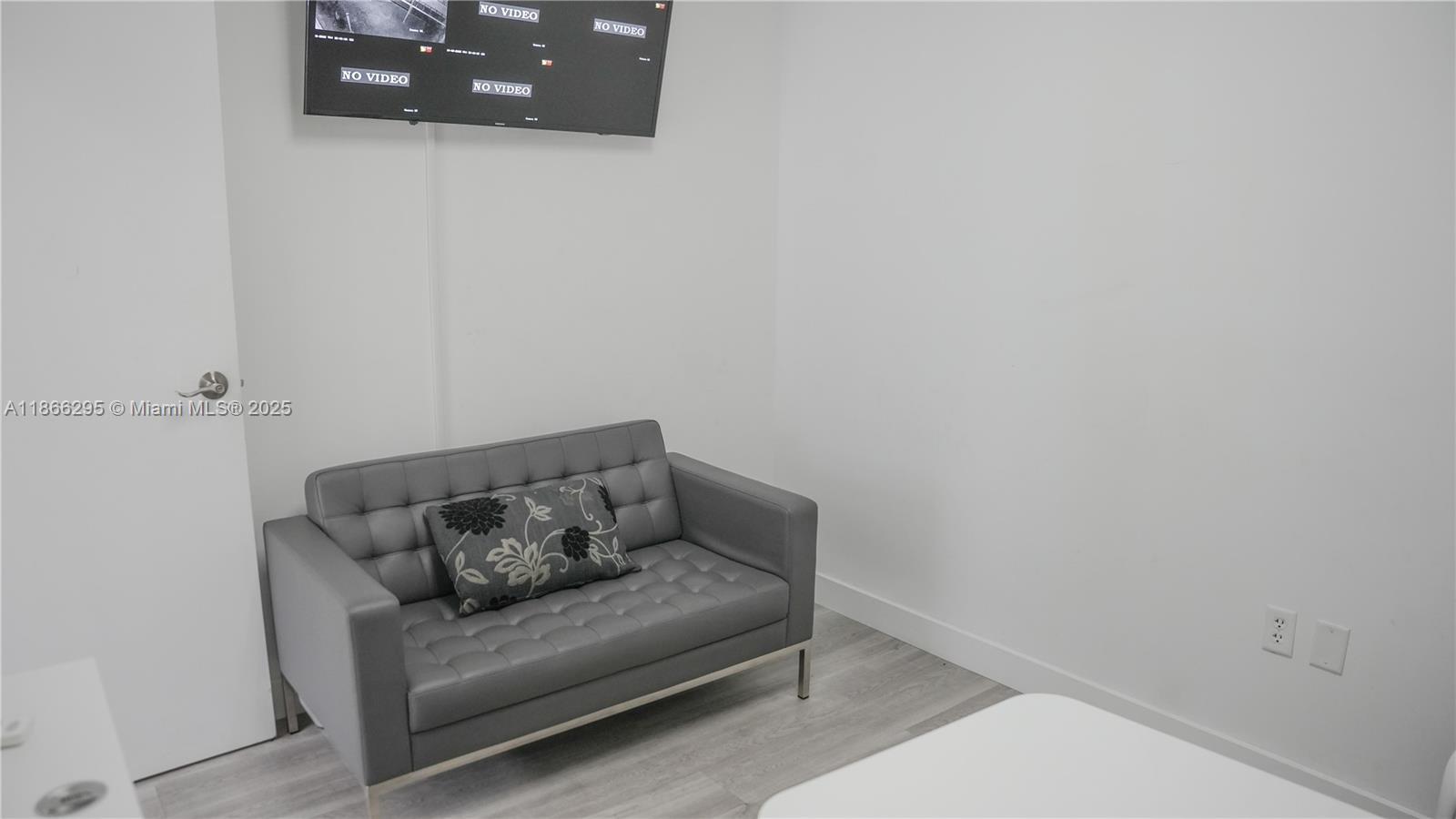 150  /   sq. ft. $ 2025-10-07 0 Photo