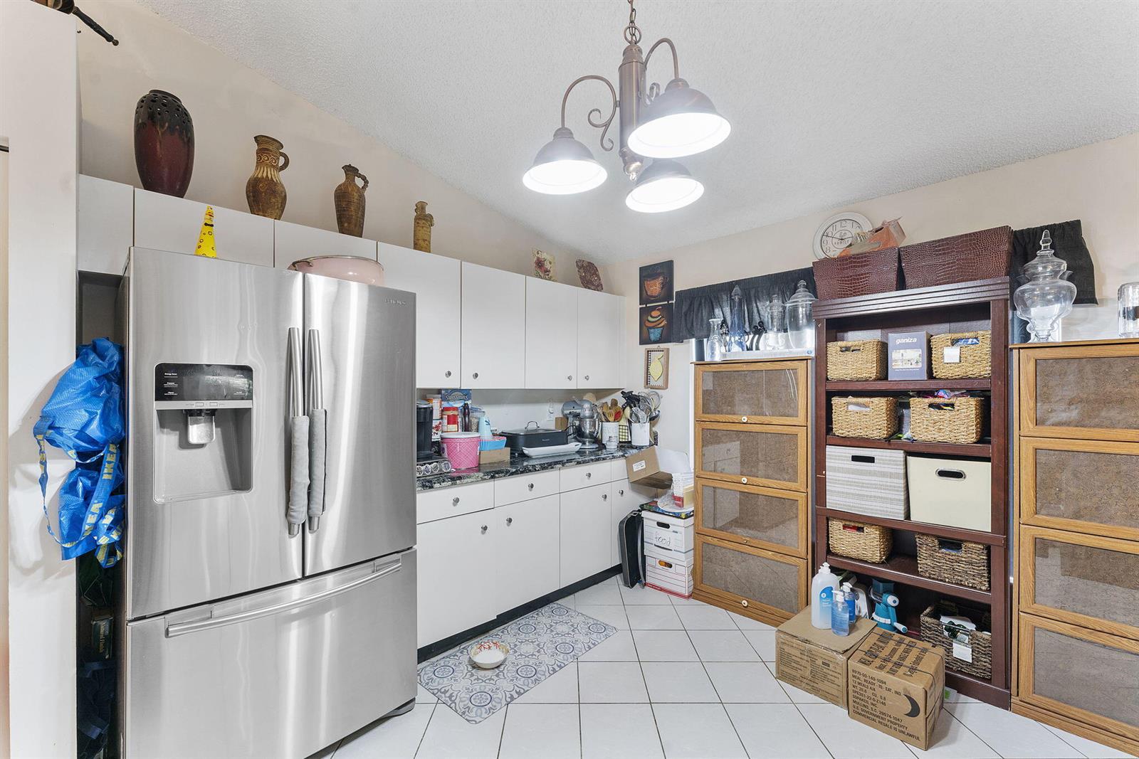 8207 3 / 2 1802 sq. ft. $ 2025-10-28 0 foto