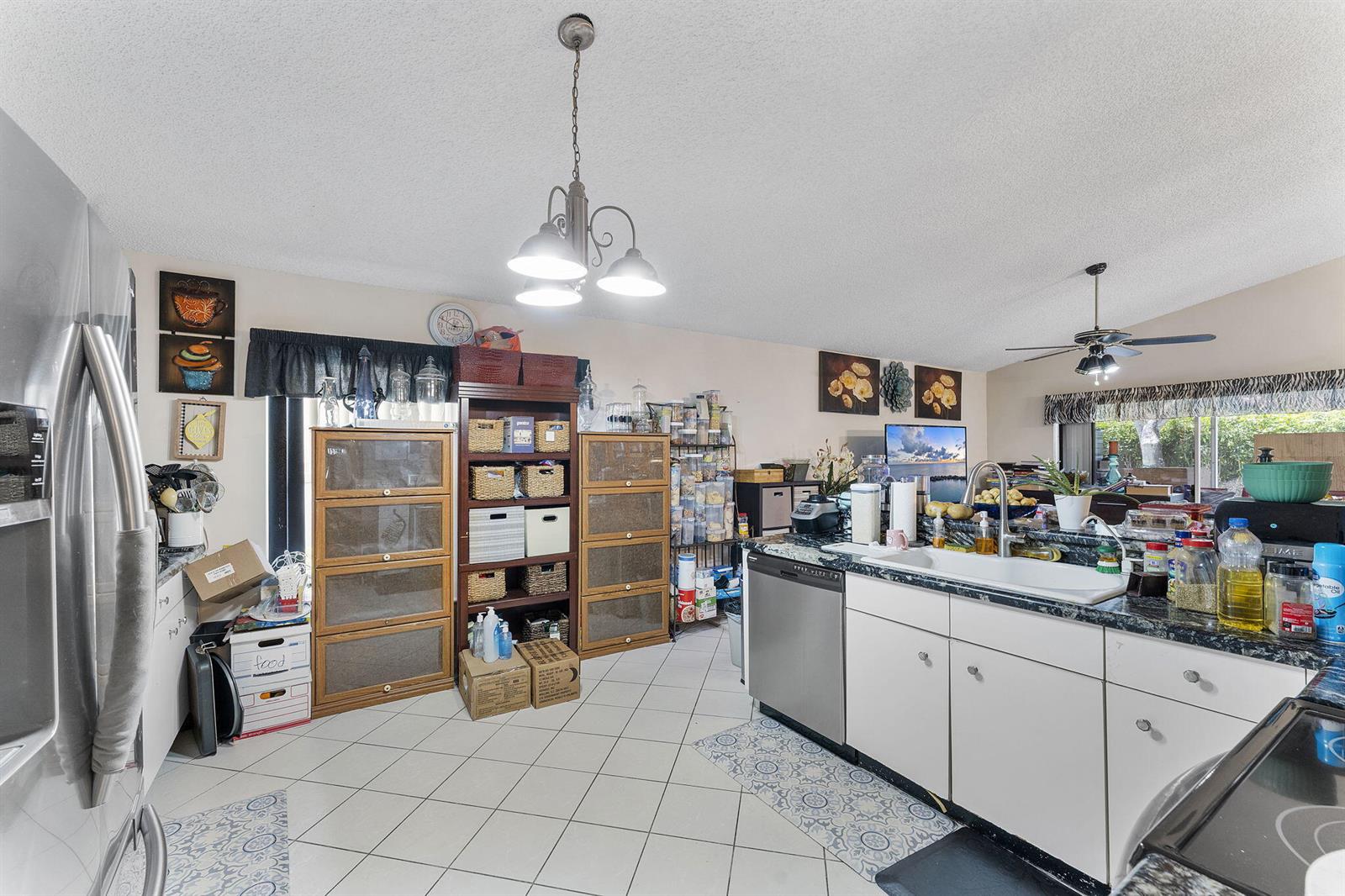 8207 3 / 2 1802 sq. ft. $ 2025-10-28 0 foto