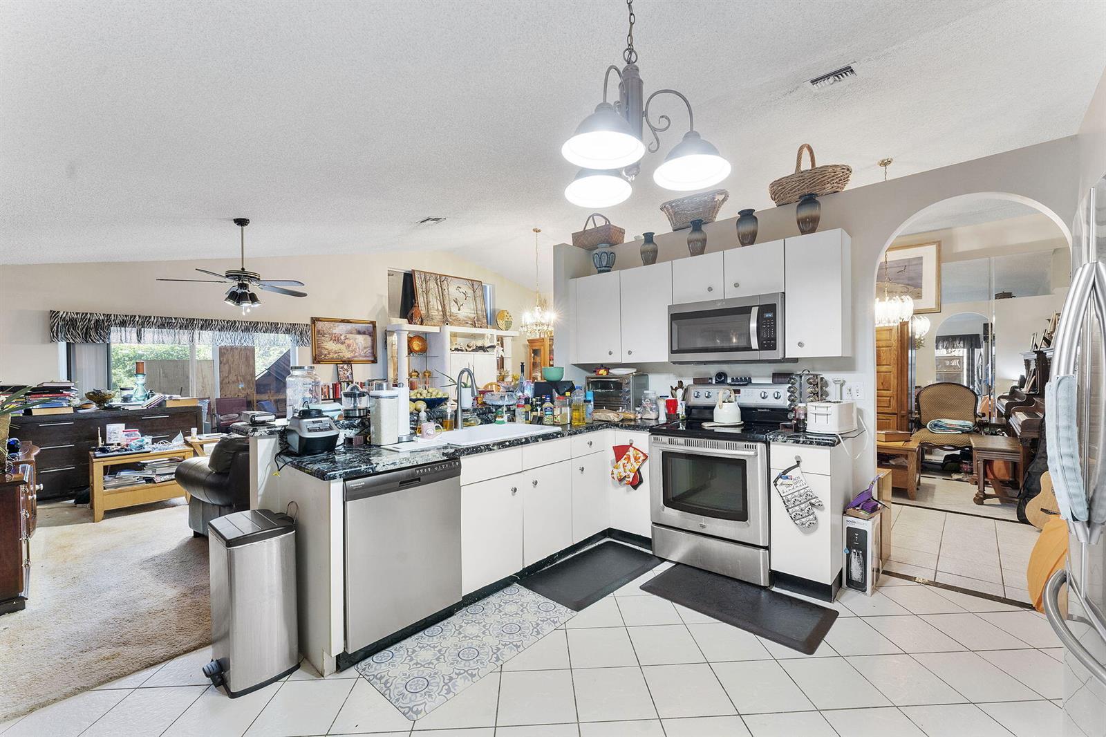 8207 3 / 2 1802 sq. ft. $ 2025-10-28 0 foto