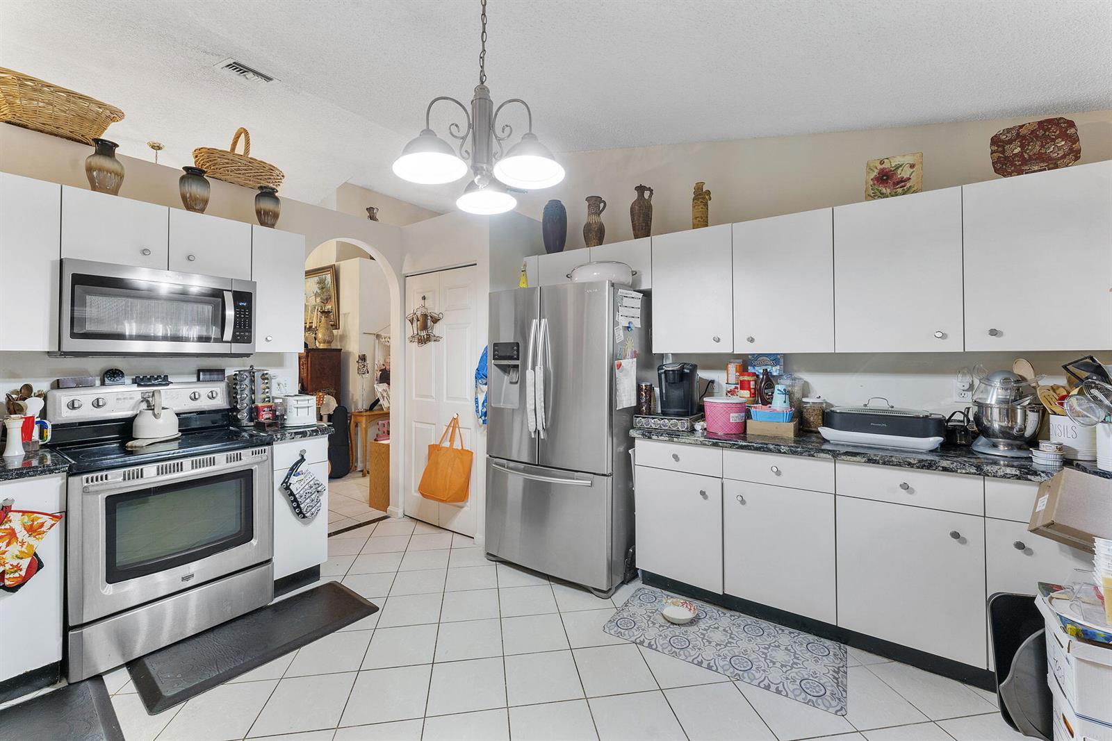 8207 3 / 2 1802 sq. ft. $ 2025-10-28 0 foto