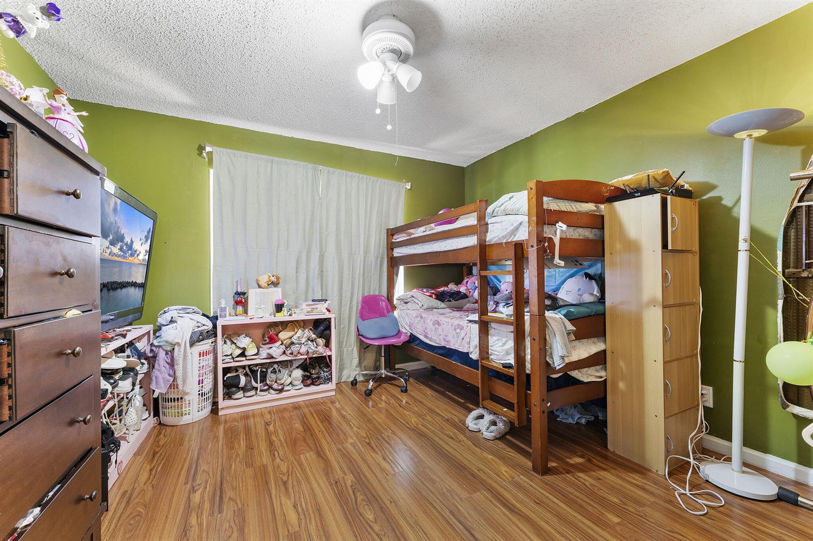 8207 3 / 2 1802 sq. ft. $ 2025-10-28 0 foto