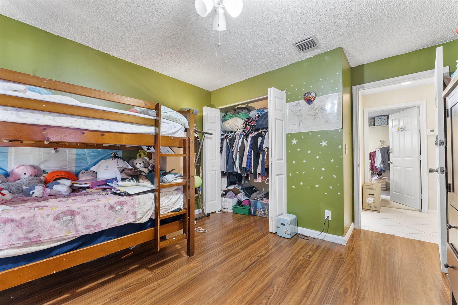 8207 3 / 2 1802 sq. ft. $ 2025-10-28 0 foto