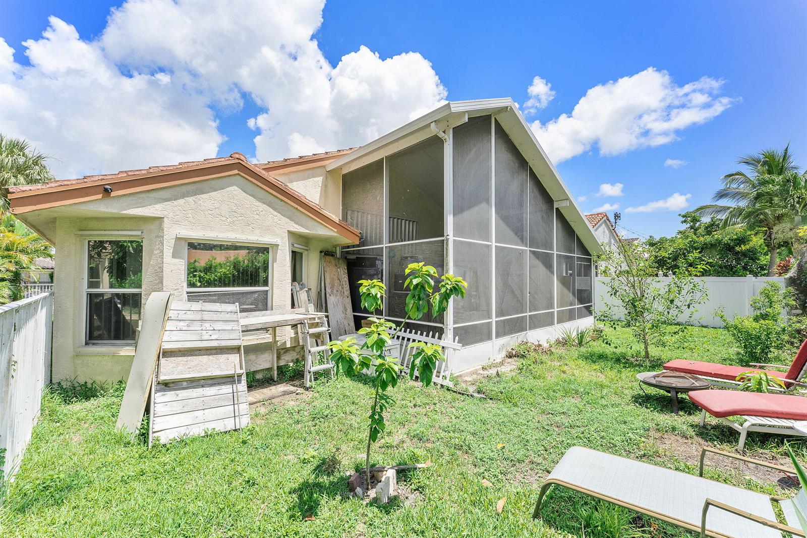 8207 3 / 2 1802 sq. ft. $ 2025-10-28 0 foto