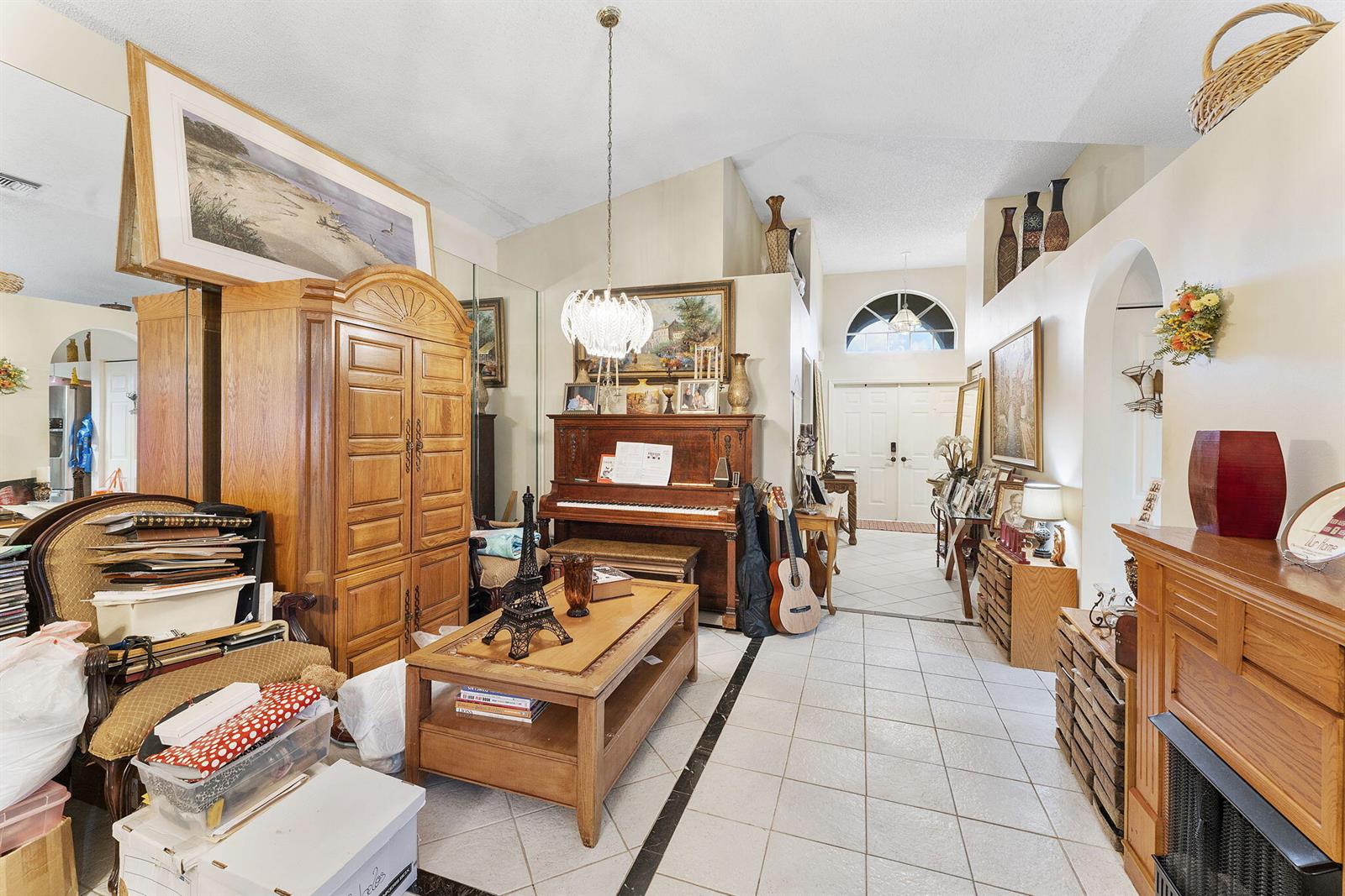 8207 3 / 2 1802 sq. ft. $ 2025-10-28 0 foto