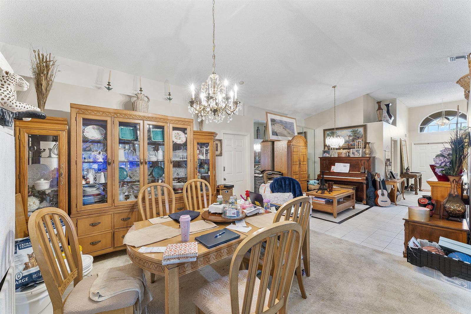 8207 3 / 2 1802 sq. ft. $ 2025-10-28 0 foto