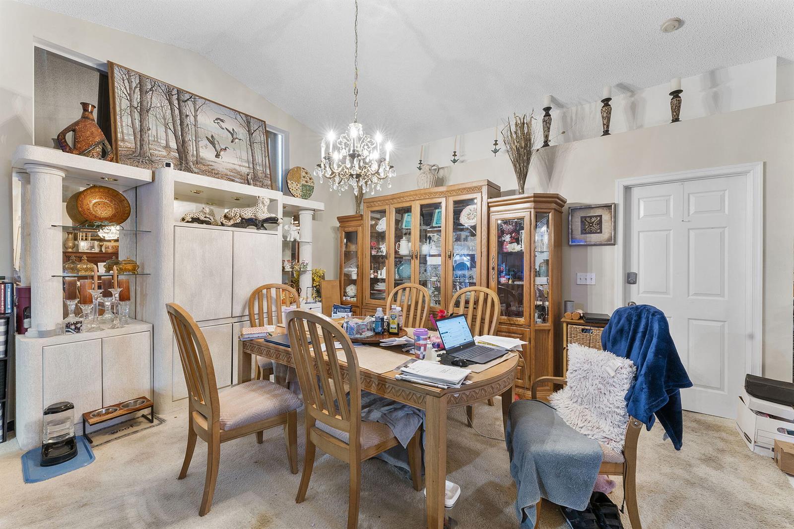8207 3 / 2 1802 sq. ft. $ 2025-10-28 0 foto