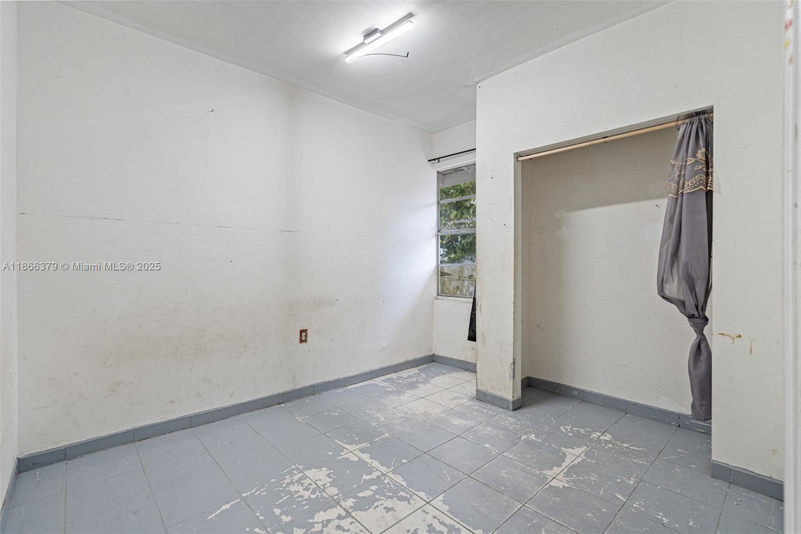 See details / sq. ft. $ 2025-08-27 0 Photo