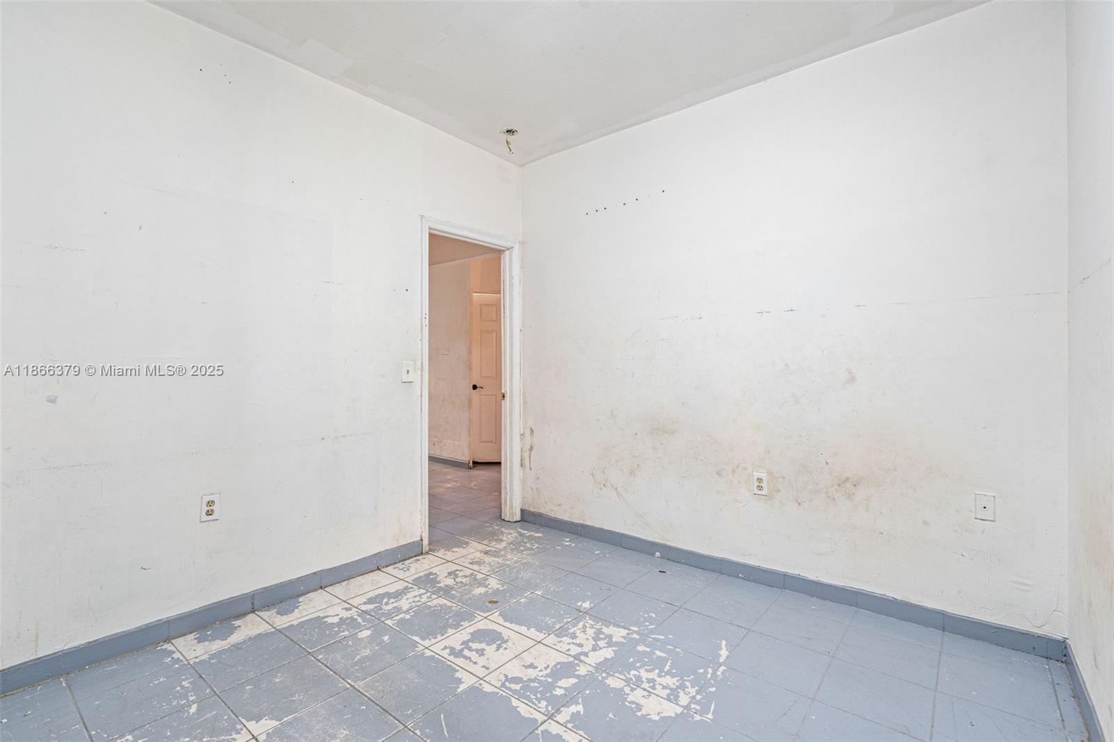 See details / sq. ft. $ 2025-08-27 0 Photo