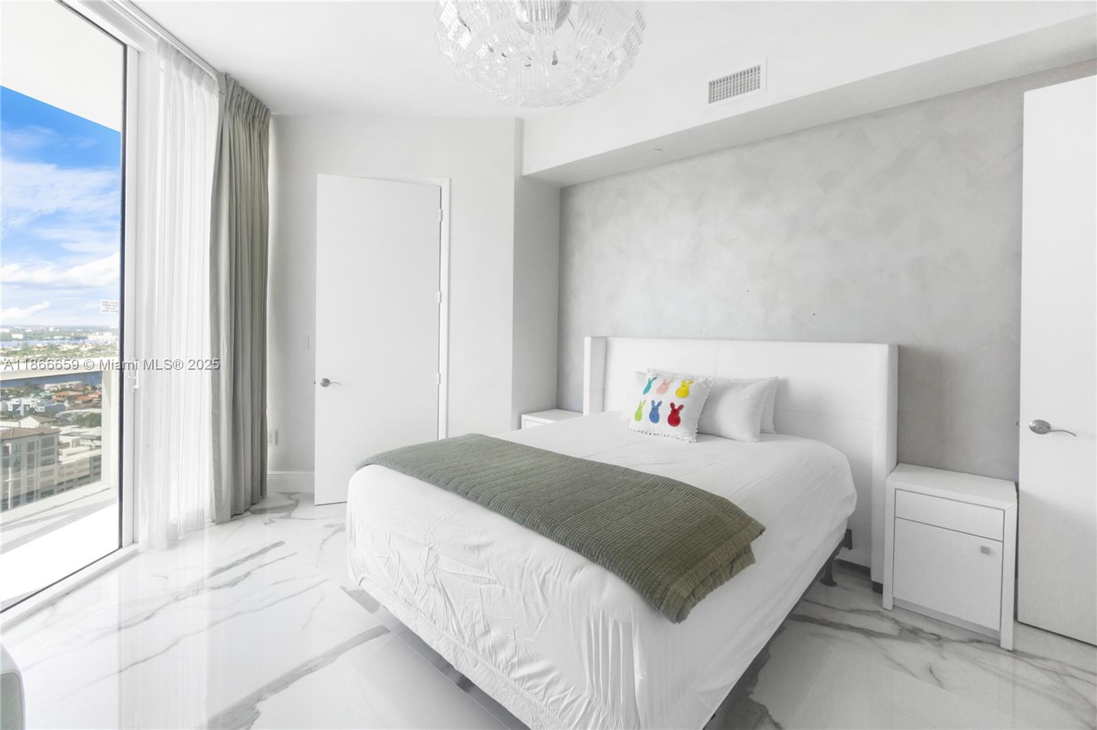 See details 2606 2 / 4 2558 sq. ft. $ 2025-08-27 0 Photo
