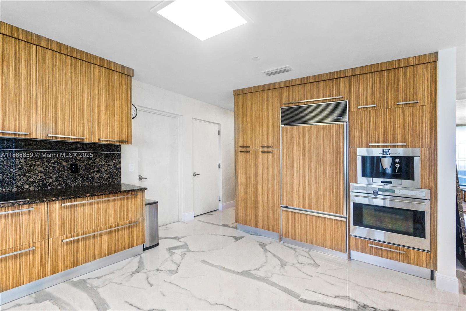See details 2606 2 / 4 2558 sq. ft. $ 2025-08-27 0 Photo