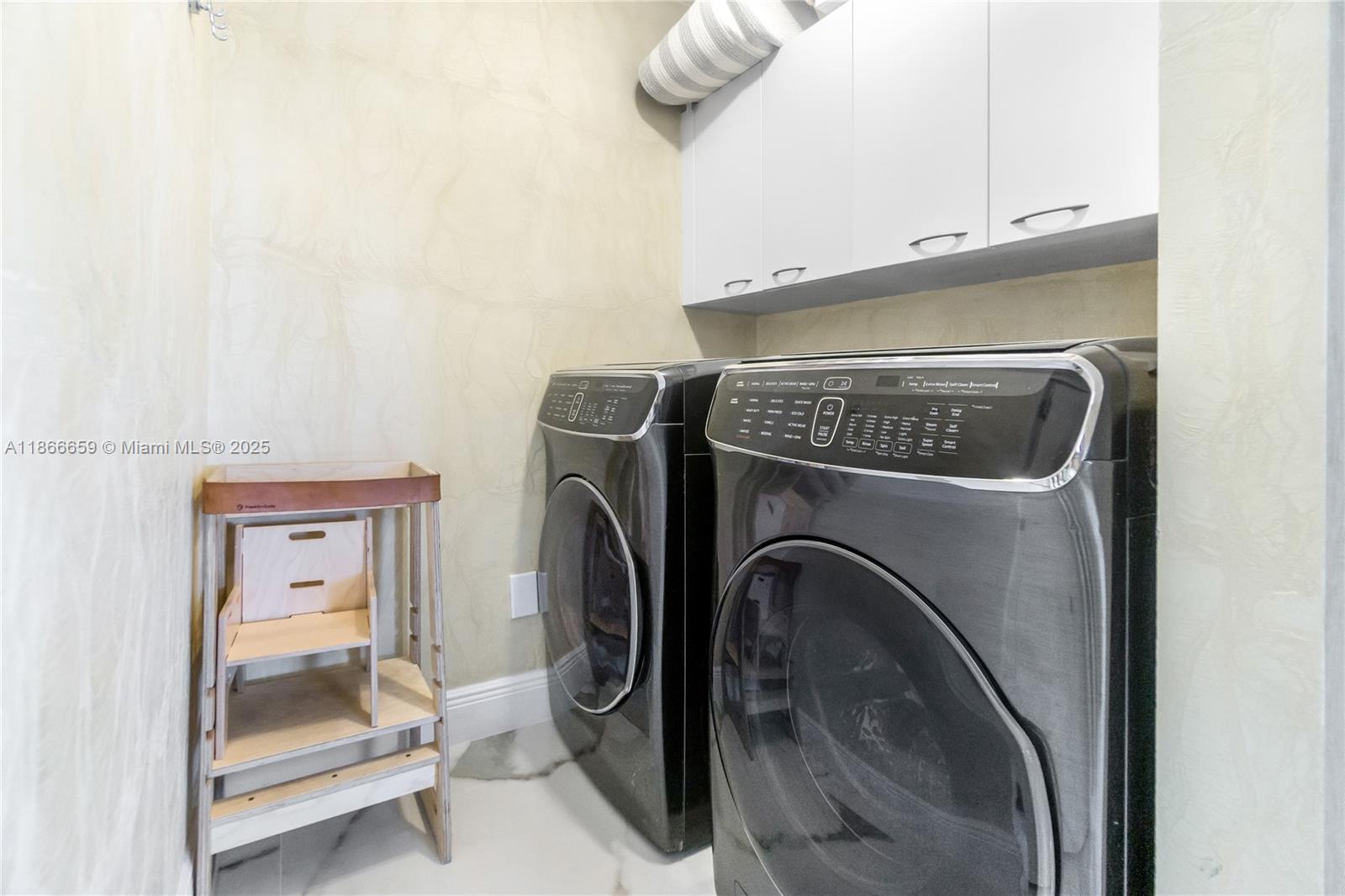 See details 2606 2 / 4 2558 sq. ft. $ 2025-08-27 0 Photo