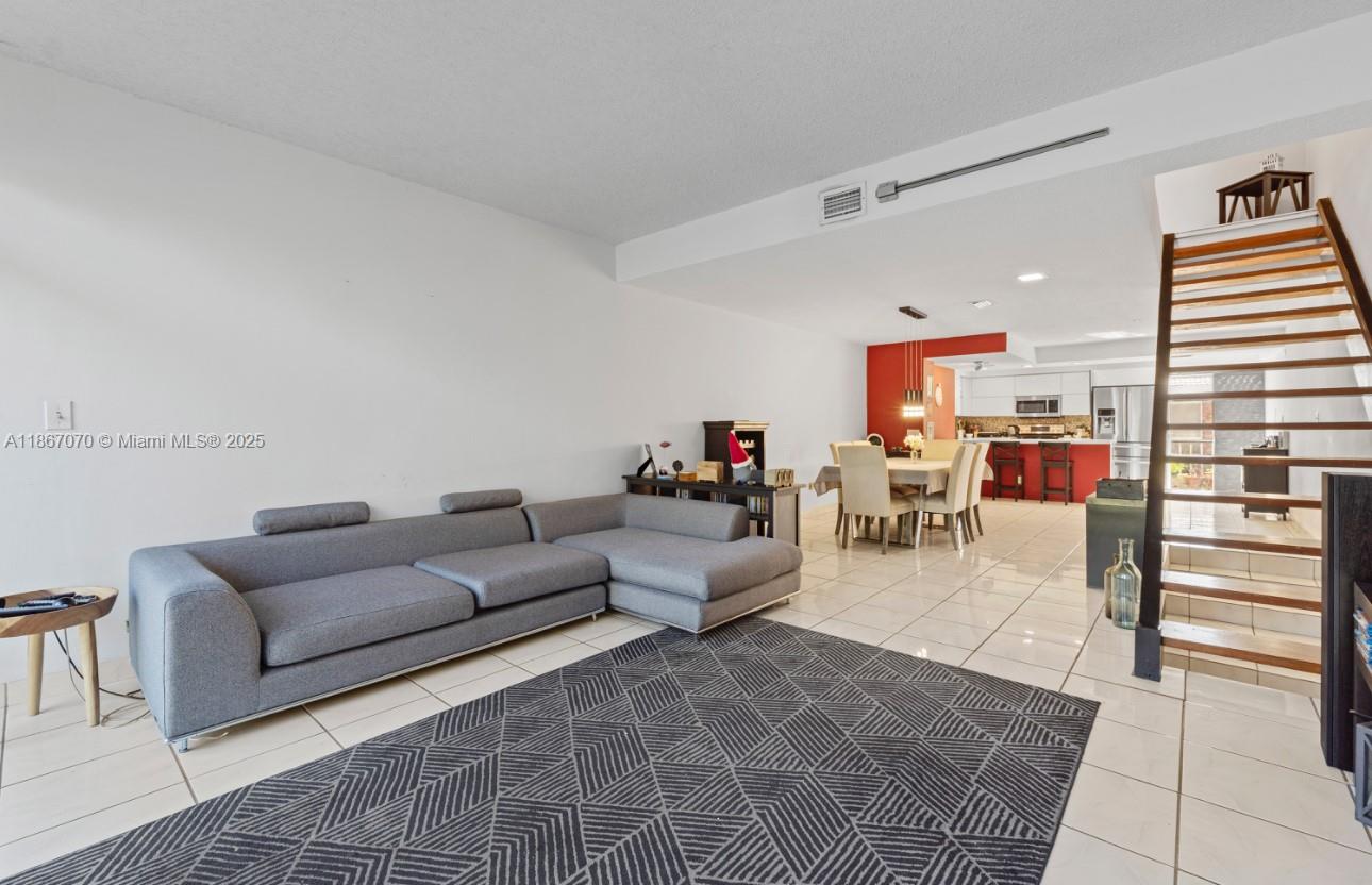 6821 3 / 3 2180 sq. ft. $ 2025-08-28 0 Photo