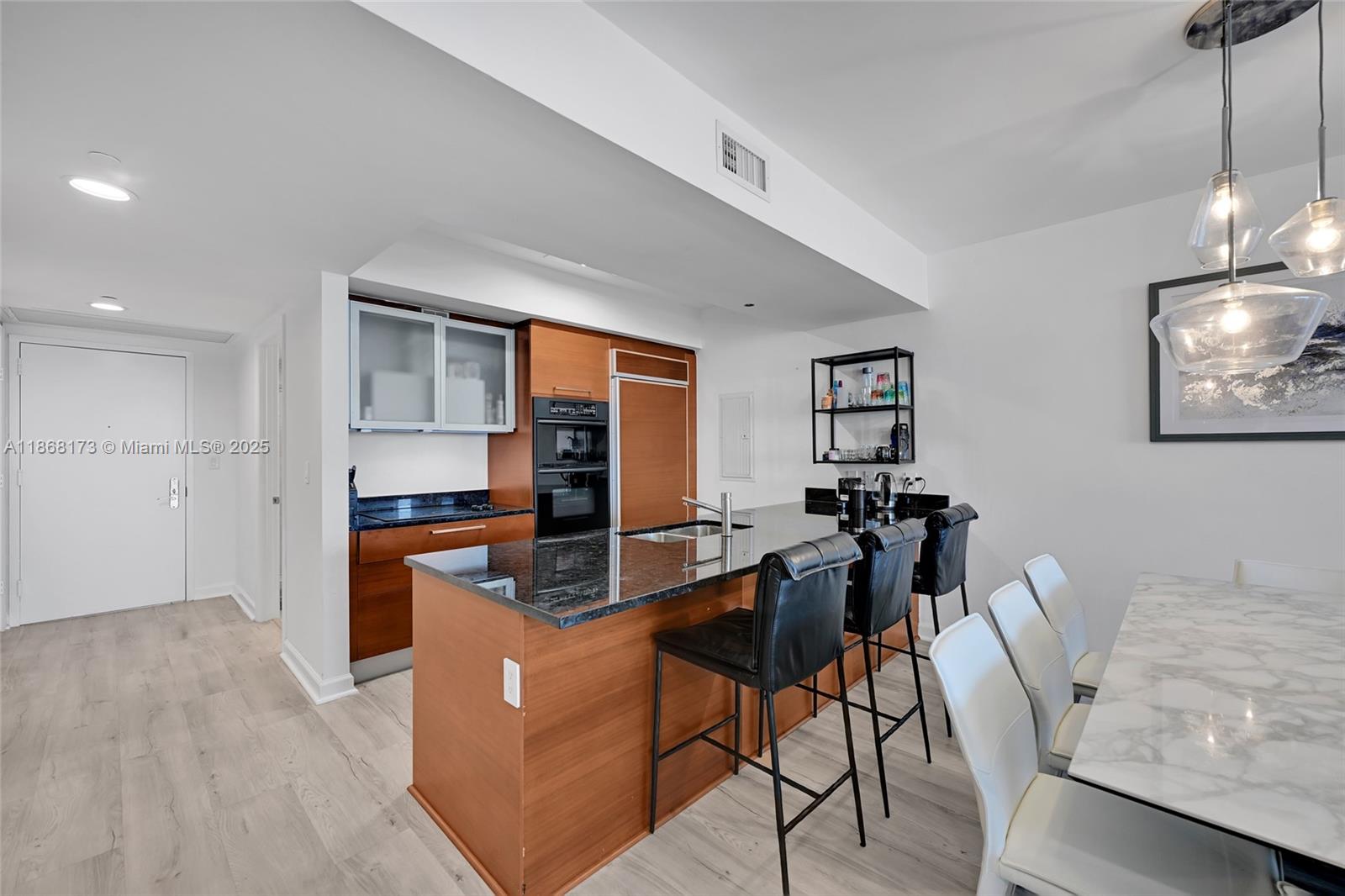 See details 4603 2 / 3 1733 sq. ft. $ 2025-08-28 0 Photo