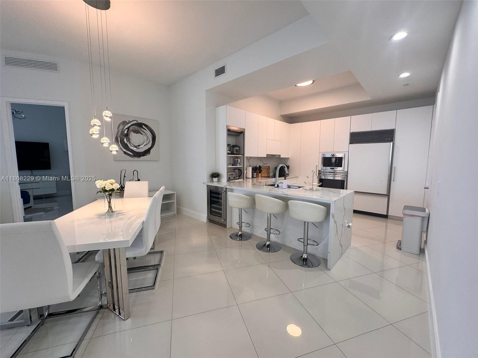 See details 3403 2 / 3 1962 sq. ft. $ 2025-08-28 0 Photo