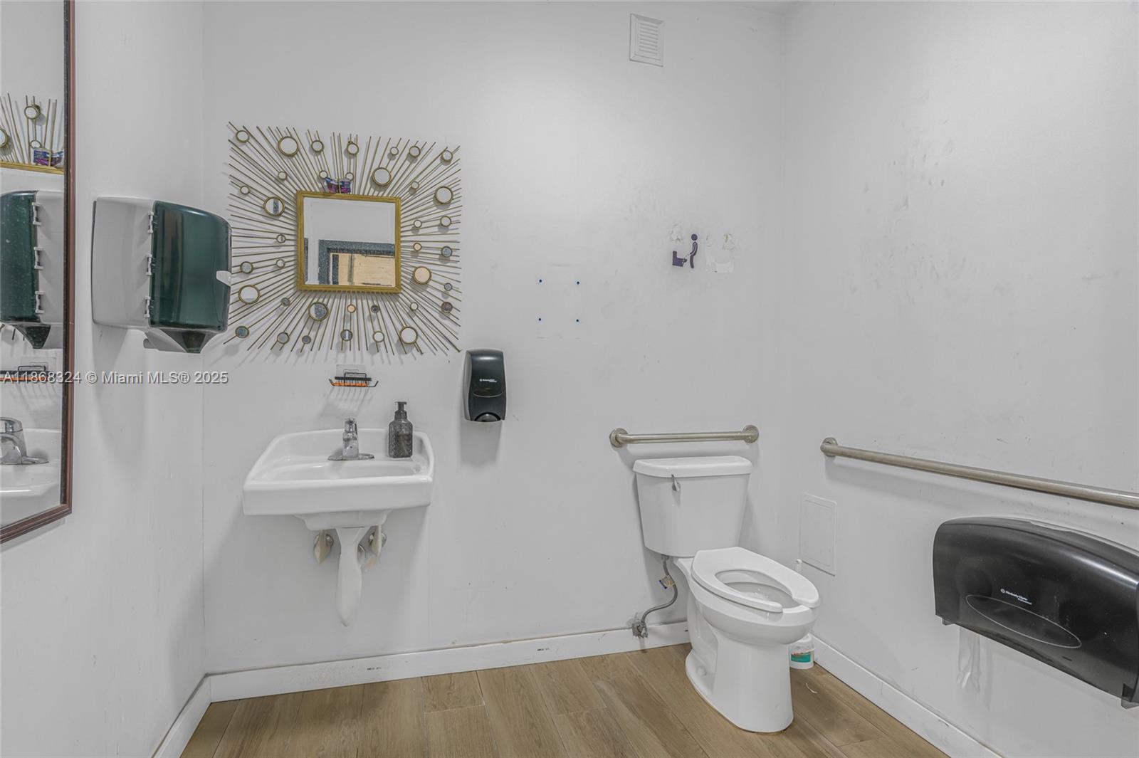   /   кв.футов $ 2025-08-28 0 Фото