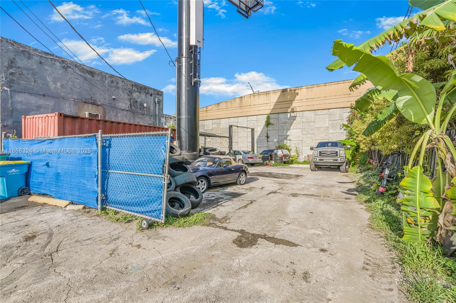   /   кв.футов $ 2025-08-28 0 Фото