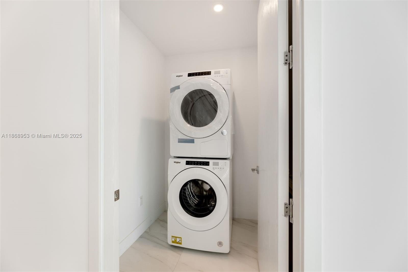 805 2 / 3 1675 sq. ft. $ 2025-08-29 0 foto