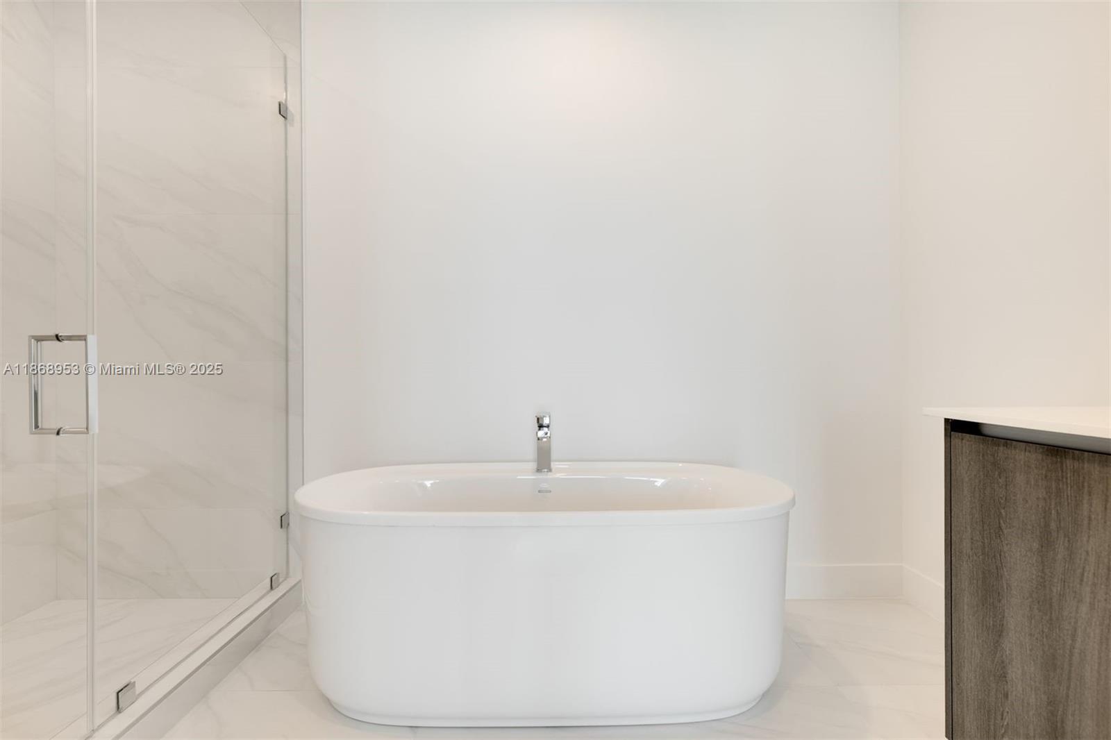 805 2 / 3 1675 sq. ft. $ 2025-08-29 0 foto