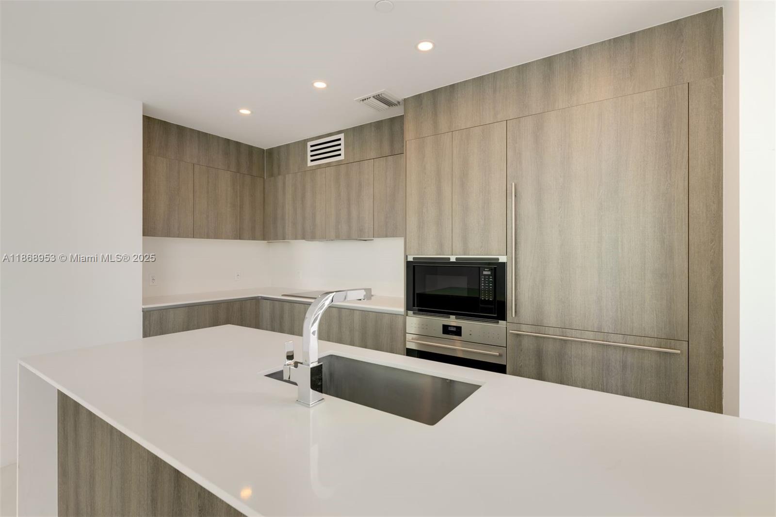 805 2 / 3 1675 sq. ft. $ 2025-08-29 0 foto