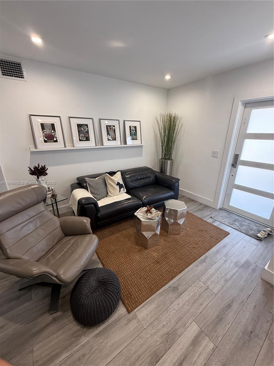 See details / 1700 sq. ft. $ 2025-08-29 0 Photo
