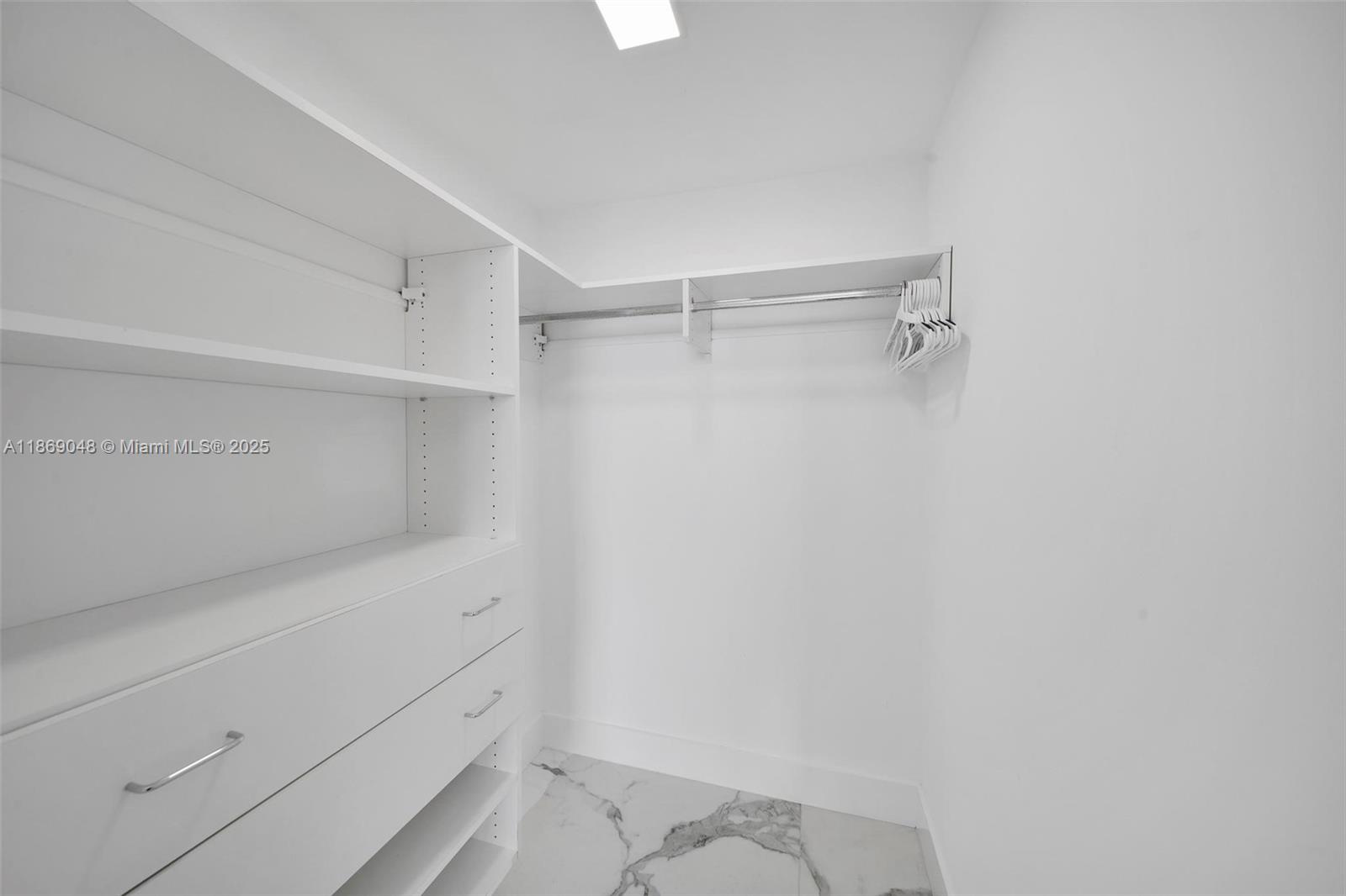Ver detalles 3103 3 / 3 1841 sq. ft. $ 2025-08-29 0 foto