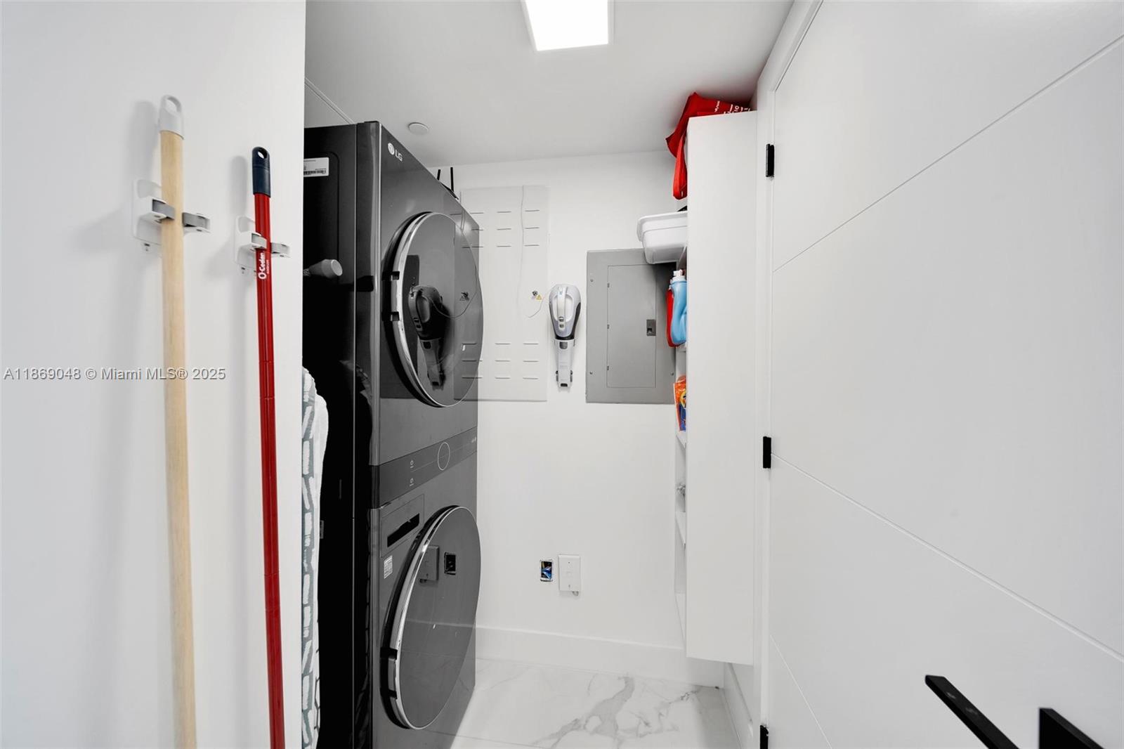 Ver detalles 3103 3 / 3 1841 sq. ft. $ 2025-08-29 0 foto