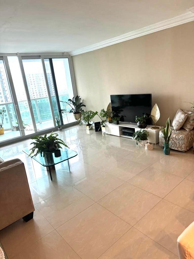 Подробнее 1230 1 / 2 991 кв.футов $ 2025-08-29 0 Фото
